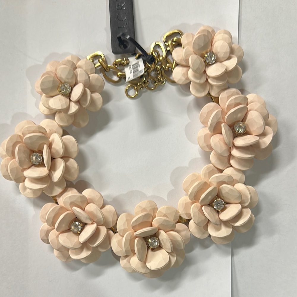 Elegant Floral Necklace with Gold Accents